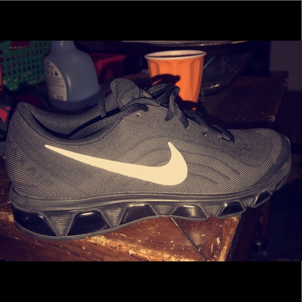 Black nike tennis shoes